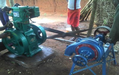 <p>ça y est, ça fonctionne, la courroie mue par le moteur à gauche entraîne le moulin à droite.</p>Photo Aristide Houansou