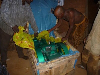 <p>On déballe fébrilement le moteur</p>Photo Aristide Houansou 