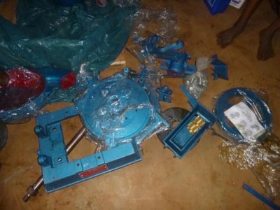 <p>Toutes les pièces doivent être assemblées pour bien fonctionner ! Pas de panique il y a le mécanicien...</p>Photo Aristide Houansou 