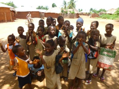 <p>Voici quelques enfants qu'on a aidés pour la rentrée. Dès qu'ils ont vu que l'installation du moulin était commencée, ils étaient tout contents et ils applaudissent car ils savent qu'après l'école qu'ils n'auront plus de difficulté pour manger la pâte de maïs.</p>Photo Aristide Houansou 