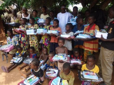 À Azizonkanmè lors de la distribution des fornitures scolaires <p>Les enfants d'Azizonkanmè recevant leur lot de fournitures et scolaire, uniforme et sac d'école.</p>Photo Aristide Houansou