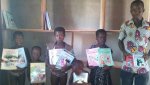 <span lang='fr'> Les enfants sont fiers de nous montrer les livres </span>