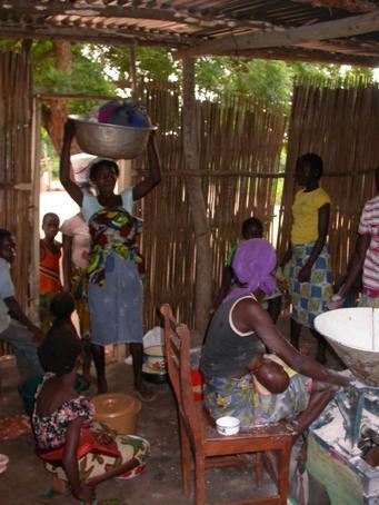 <p>Les villageois des alentours viennent faire moudre leur maïs.</p>Photo Philippe Pellicier. 