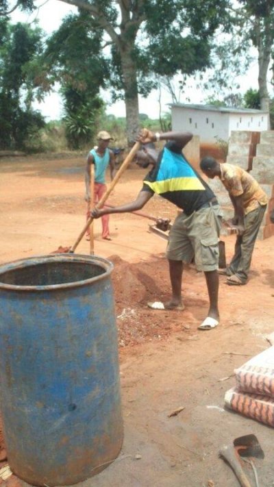 Préparation de la terre pour les briques  <p>On mélange la terre rouge et du ciment avec de l'eau pour servir de matière première à la fabrication des briques</p> Photo A. Houansou